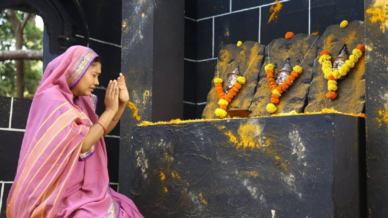 स्वामींच्या पादुकांचा हा दैवी प्रवास विलक्षण रंजक असून त्यापाठची उत्कंठावर्धक कथा सोपान आणि अवंती या दोन वेगळ्या गावात राहणाऱ्या स्वामी भक्तांच्या लोकविलक्षण गोष्टीतून उलगडत जाते.