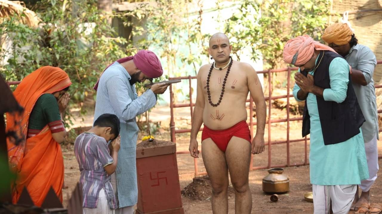 स्वामींच्या मुखवटा - पादुकांमधून प्रकट होणाऱ्या चमत्काराने नवजात बाळावर पडणारी पिशाच्च सावली दूर होते आणि देवकीला पुत्रसुख प्राप्त होते. आता या स्वामी पादुकांनी सोपान आणि अवंती या भक्तांचा कसा उद्धार होणार आणि पुढे मालिकेला कुठलं रंजक वळण येणार हे मालिकेत पुढे पहायला मिळेल.