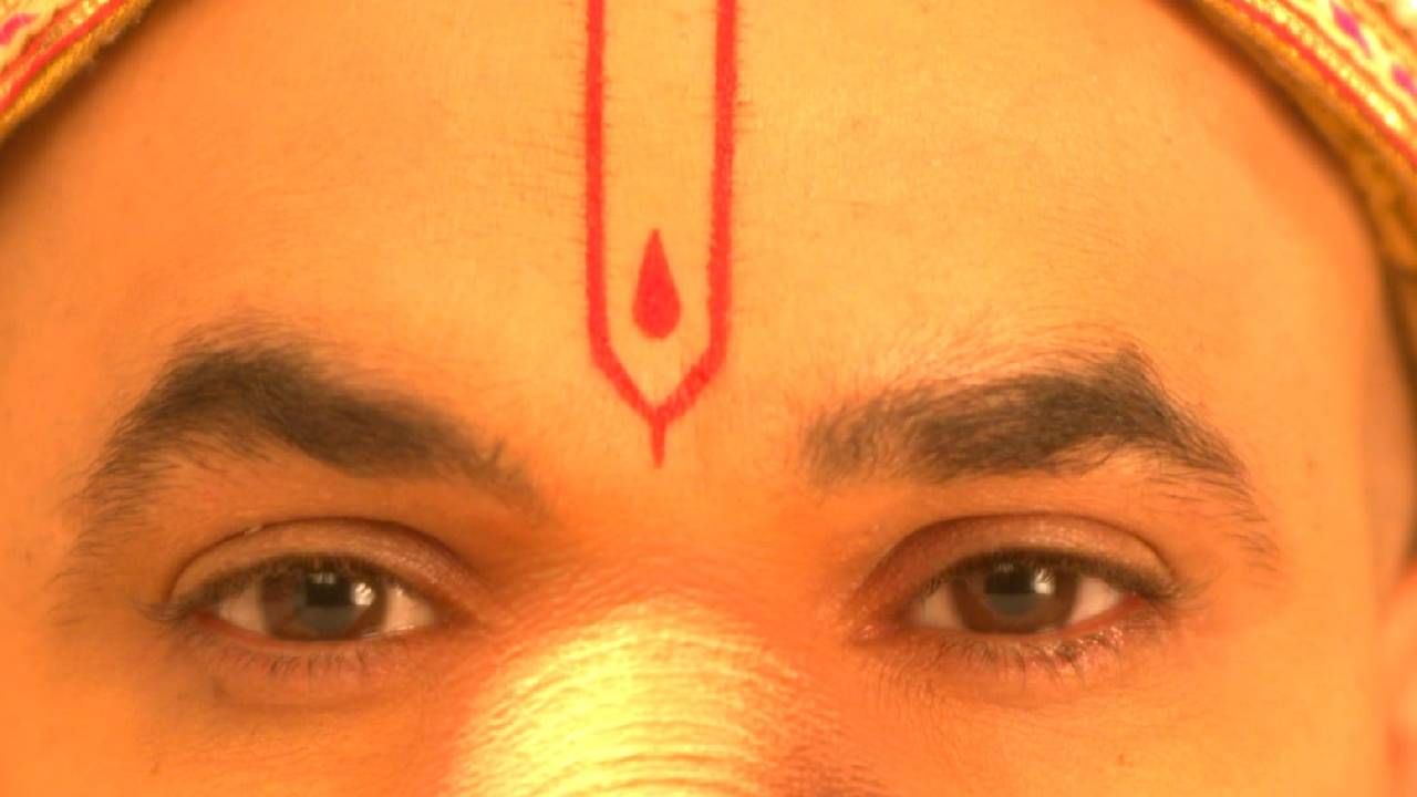 आधीच गरीबीत असलेल्या दोन मुलांचा कसाबसा सांभाळ करणाऱ्या त्या कुटुंबाचा प्रमुख गयावया करतो, 