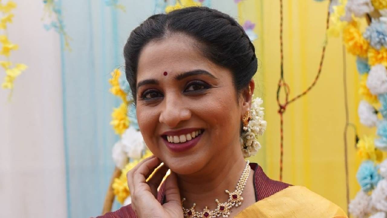 सर्वांची लाडकी अरुंधती पुन्हा एकदा प्रेक्षकांची भेटीला येणार आहे. 'आई आणि बाबा रिटायर होत आहेत' या मालिकेत सध्या स्विटी आणि मकरंदच्या लग्नाची धामधूम सुरू आहे. या दोघांच्या लग्नात अरुंधती खास हजेरी लावणार आहे.