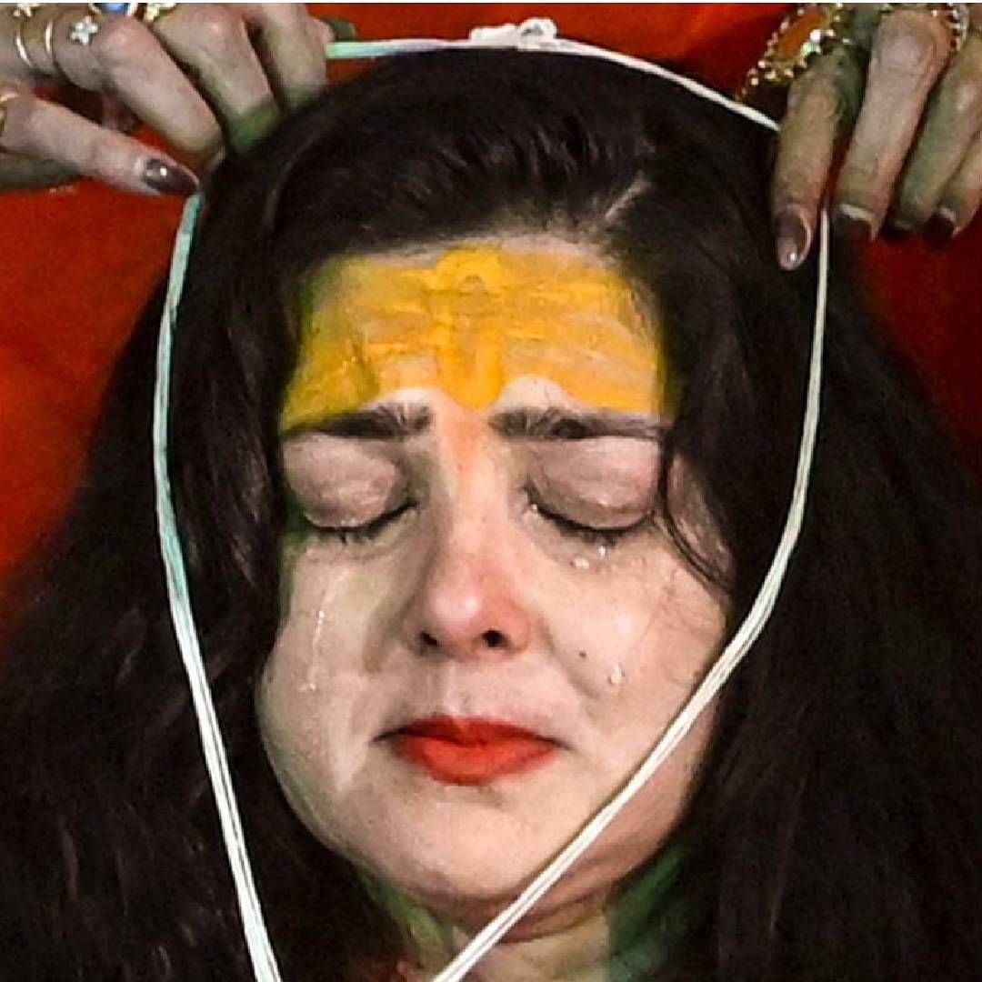 संन्यास घेण्यापूर्वी ममताने स्वत:चं पिंडदान केलं आणि त्यानंतर तिचा पट्टाभिषेक पार पडला. पट्टाभिषेक प्रक्रियेदरम्यान ममता कुलकर्णी भावूक झाल्याचं पहायला मिळालं. तिच्या डोळ्यातून अश्रू वाहू लागले होते.
