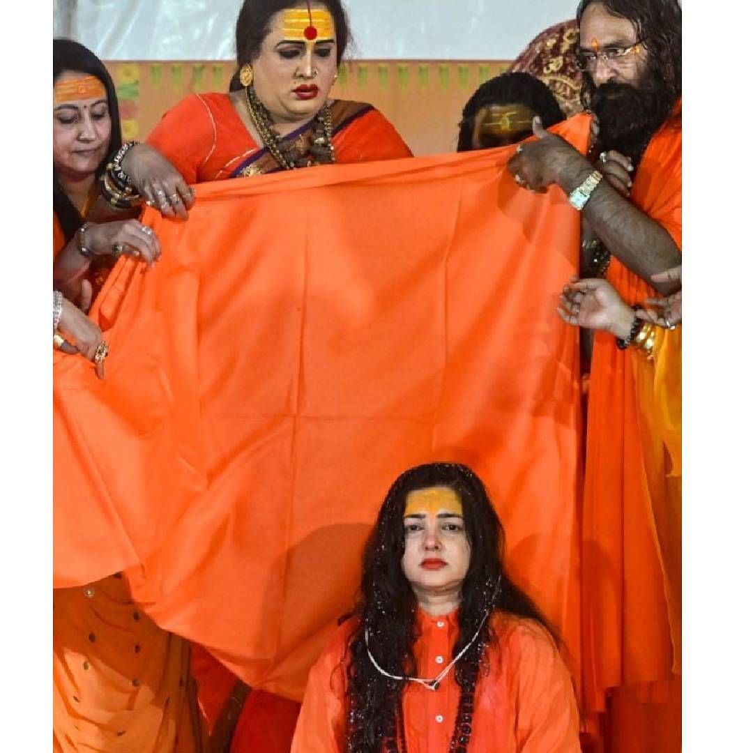 यानंतर ईष्ट देवाची पूजा होते आणि मग दंड-कमंडल दिलं जातं. या संपूर्ण प्रक्रियेला पंचकर्म म्हटलं जातं. किन्नर अखाड्याचे आचार्य महामंडलेश्वर स्वामी डॉ. लक्ष्मी नारायण त्रिपाठी यांच्या उपस्थितीत ममताचा पट्टाभिषेक पार पडला.