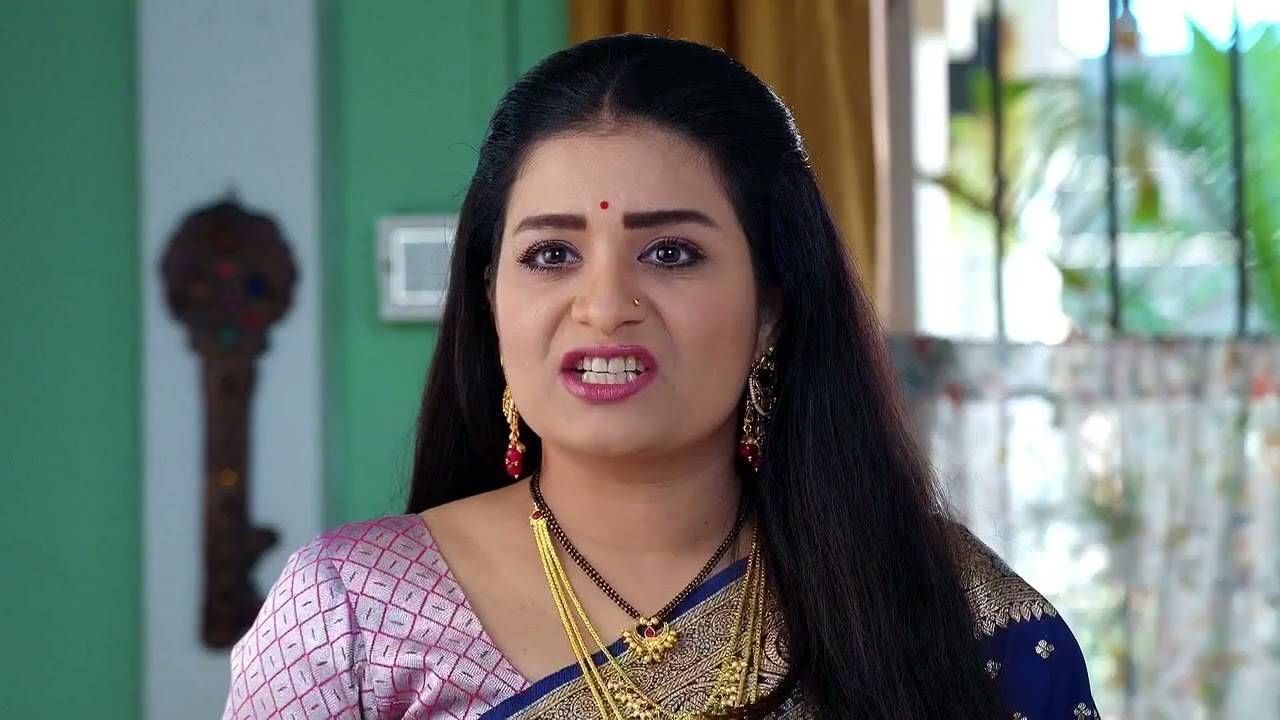 लीलाच्या सासरी तिचे कुटुंबीय आले असता दुर्गा त्यांचा अपमान करते. लीला ती खीर अंतराच्या फोटोसमोर ठेवते, ज्यामुळे एजे नाराज होतो. लीला एजेला समजावून सांगते की,