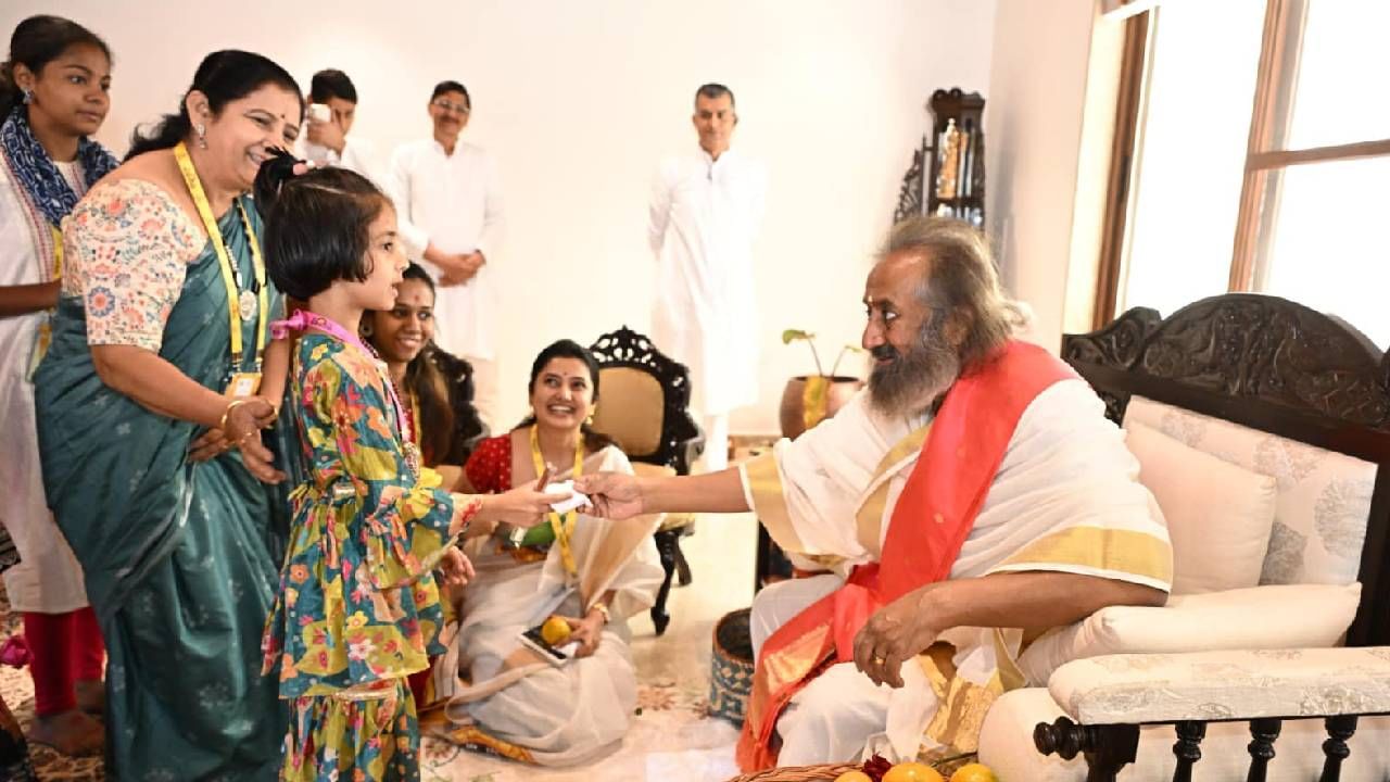 'नृत्य सादरीकरण वगैरे आहेच; पण खरं म्हणजे मी जाते गुरूंना भेटण्याकरीता, आशीर्वाद घेण्याकरीता आणि यावेळी माझ्याबरोबर घरातल्यांनाही गुरूदर्शन मिळालं, याचा मला अत्यानंद झालाय,' अशा शब्दांत तिने भावना व्यक्त केल्या आहेत.  