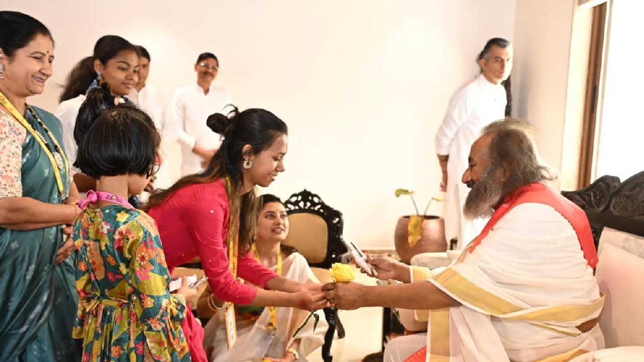 शूटिंगच्या व्यग्र वेळापत्रकातून वेळ काढून प्राजक्ता आवर्जून बेंगळुरूतील या आश्रमाला भेट देताना दिसते. याठिकाणी तिने बऱ्याचदा सुदर्शन क्रिया आणि अॅडव्हान्स कोर्स केला आहे.  