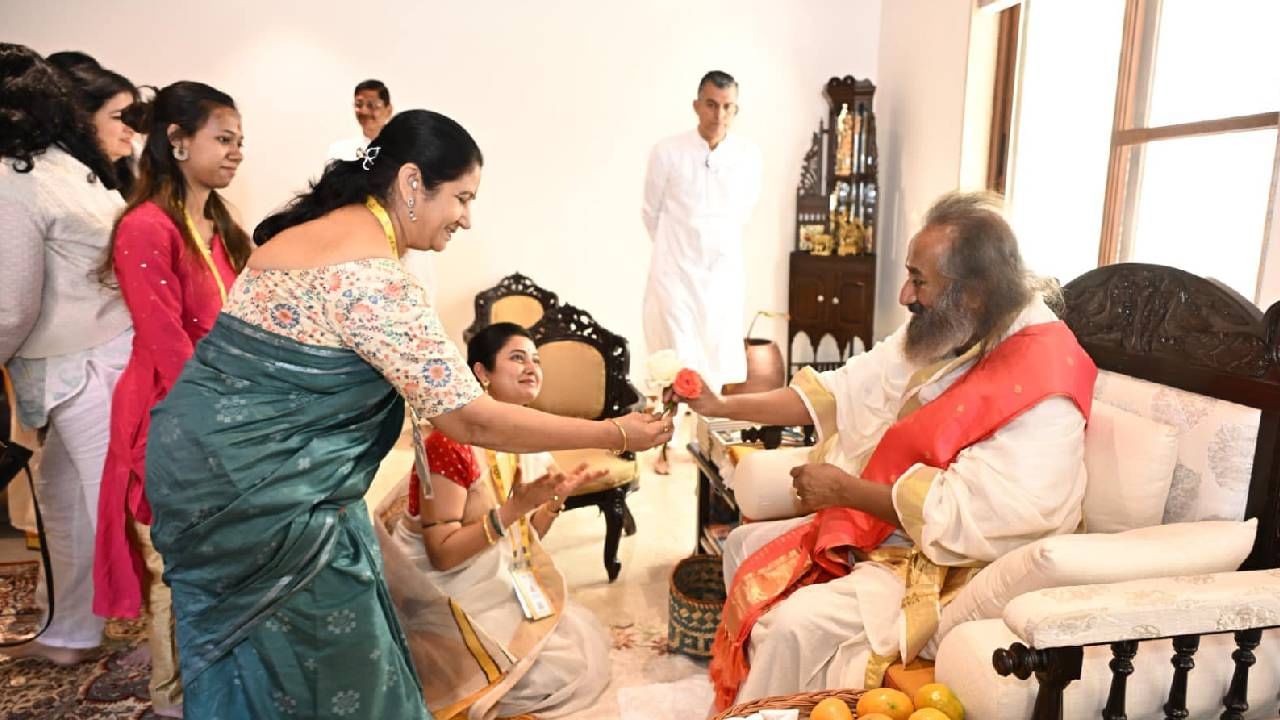 'बाकी मी तर आश्रमात येत जात राहीनच. कारण हे माझं जणू घरच आहे. गुरूभेटीचं महत्व त्यांना जास्त कळेल, जे सुदर्शन क्रिया शिकलेत. अॅडव्हान्स कोर्सनंतर आणखी जास्त कळेल. चार ते पाच अॅडव्हान्सनंतर अधोरेखित होत राहील,' असंही तिने या पोस्टमध्ये म्हटलंय.  