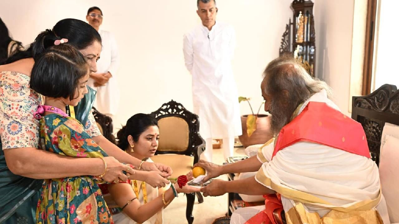 नुकतंच प्राजक्ताने 'आर्ट ऑफ लिव्हिंग' फाउंडेशनच्या बेंगळुरूमधल्या आश्रमात गुरू श्री श्री रवीशंकर यांच्यासमोर लावणी नृत्य सादर केलं होतं. त्यानंतर आता तिने काही फोटो पोस्ट केले आहेत, ज्यामध्ये प्राजक्तासोबतच तिचे कुटुंबीयसुद्धा गुरूंचा आशीर्वाद घेताना दिसत आहेत.  