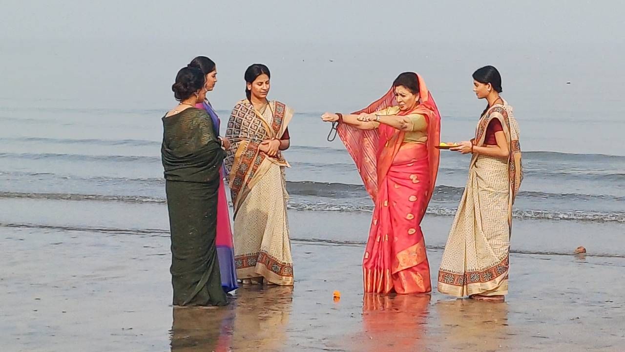 वसुंधरा स्वयंपाक करत असताना आकाश तिला मदत करण्यासाठी प्रयत्न करतोय. तनया संधी साधून वसुंधराच्या डिशमध्ये लसूण पेस्ट घालते. इकडे शिष्य गुरु मातेला जेवण वाढतात आणि लसणाचा वास लागताच गुरु माता संतापते.