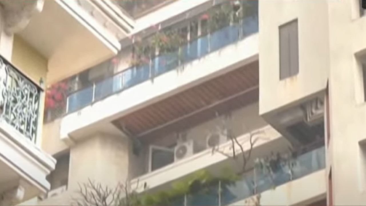 सैफ अली खान याच्यावर हल्ला करणाऱ्या हल्लेखोराला पोलिसांनी ठाणे येथून अटक केली. चोरीच्या उद्देशाने सैफच्या घरात घुसखोरी केली... असं खुद्द आरोपीने पोलीस चौकशीत कबुल केलं आहे.