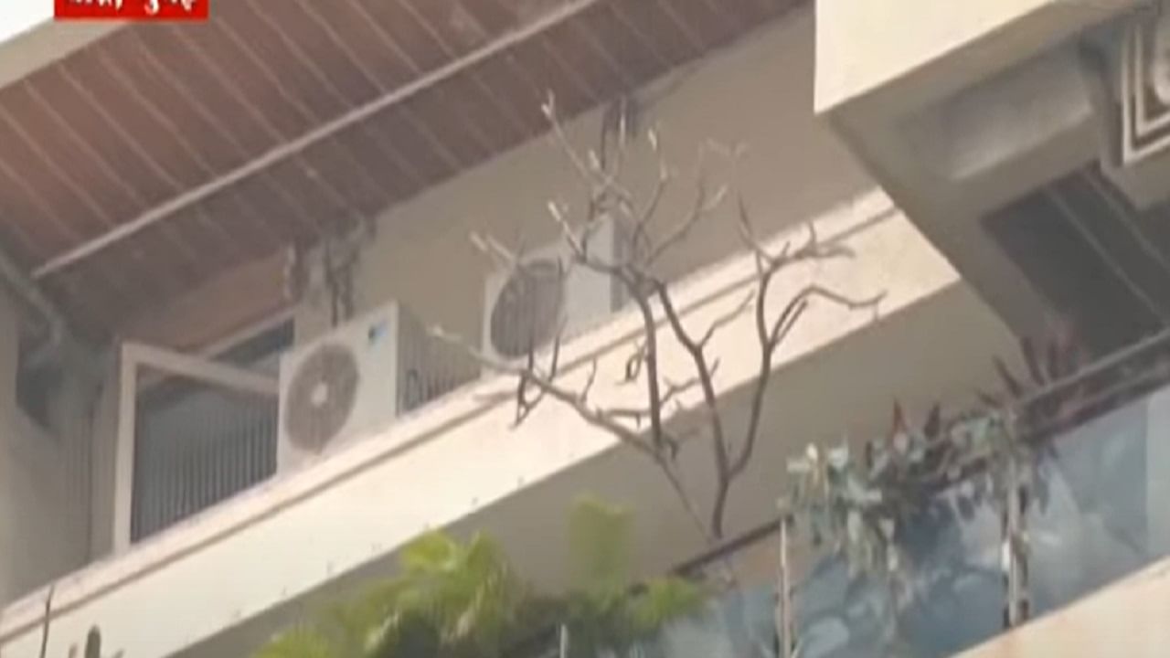 सैफ अली खानवर झालेल्या हल्ल्यानंतर सोसायटीच्या सुरक्षेवर आणि खुल्या बाल्कनीवर प्रश्न उपस्थित केले जात होते? याच कारणामुळे आता बाल्कनीत जाळी बसवण्याचा निर्णय घेण्यात आला आहे.
