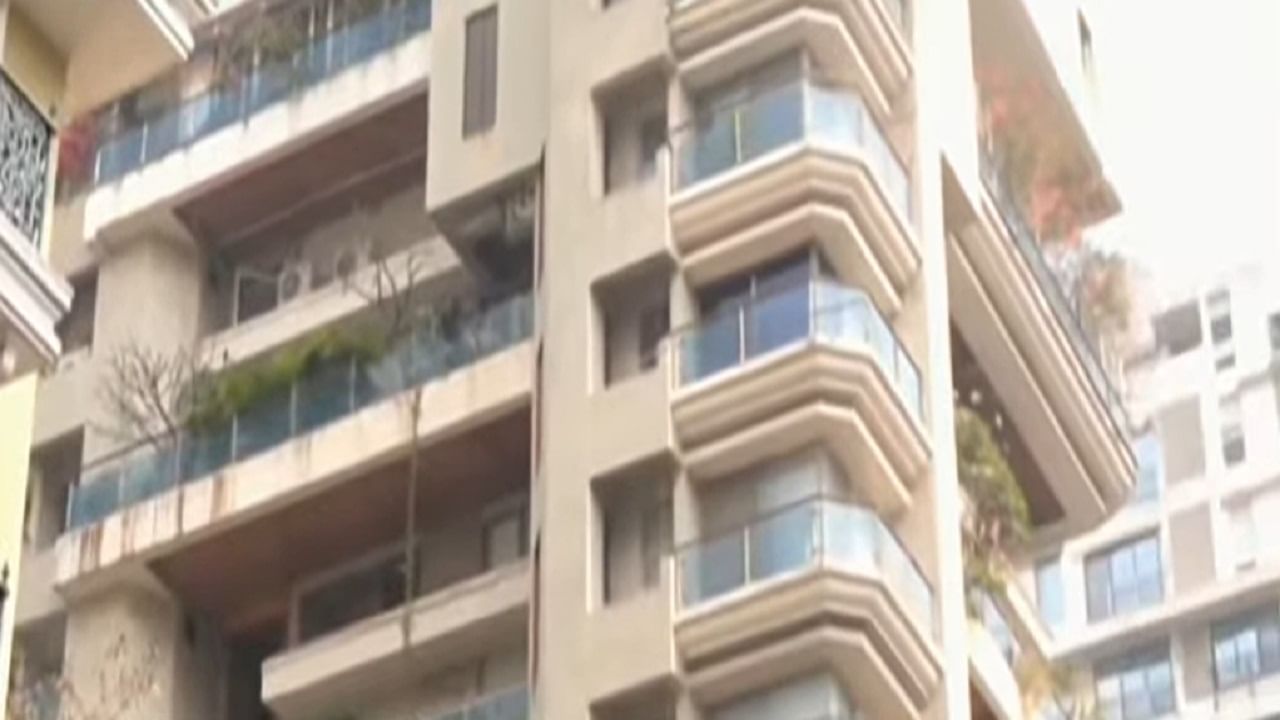 मिळालेल्या माहितीनुसार, सैफ अली खानच्या सोसायटीचे सुरक्षा रक्षक देखील बदलले जाऊ शकतात, ज्या एजन्सीकडे सुरक्षा रक्षकांचा करार होता तो रद्द करण्यात आल्याची माहिती देखील समोर आली आहे.