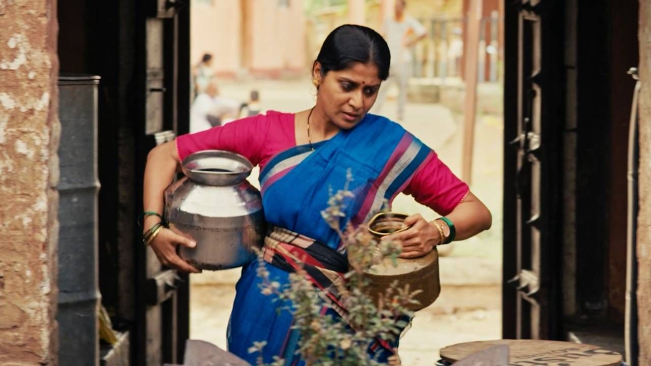 मात्र, जेव्हा महिलांच्या हातात सत्ता येते, तेव्हा त्या कर्तृत्वाची ताकद दाखवून देतात, हे अवलीच्या प्रवासातून दिसून येतं. सरपंचपदावर निवड झाल्यानंतर अवली गावातील समस्यांवर तोडगा काढते, महिलांसाठी नवी दालनं उघडते आणि संपूर्ण गावाच्या विकासासाठी स्वतःला झोकून देते.  