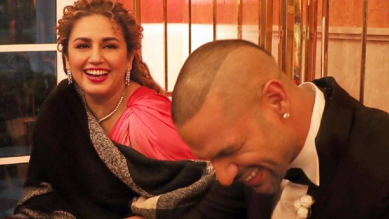 शिखर आणि हुमा हे वर-वधूच्या पोशाखात दिसत असल्याने चाहत्यांनी आश्चर्य व्यक्त केलंय. या दोघांच्या लग्नाचे फोटो पाहून नेटकऱ्यांच्या मनात असंख्य प्रश्न उपस्थित झाले आहेत. शिखर आणि हुमा हे दोघं एकत्र कधी आले, असा चाहत्यांनी सवाल केला.