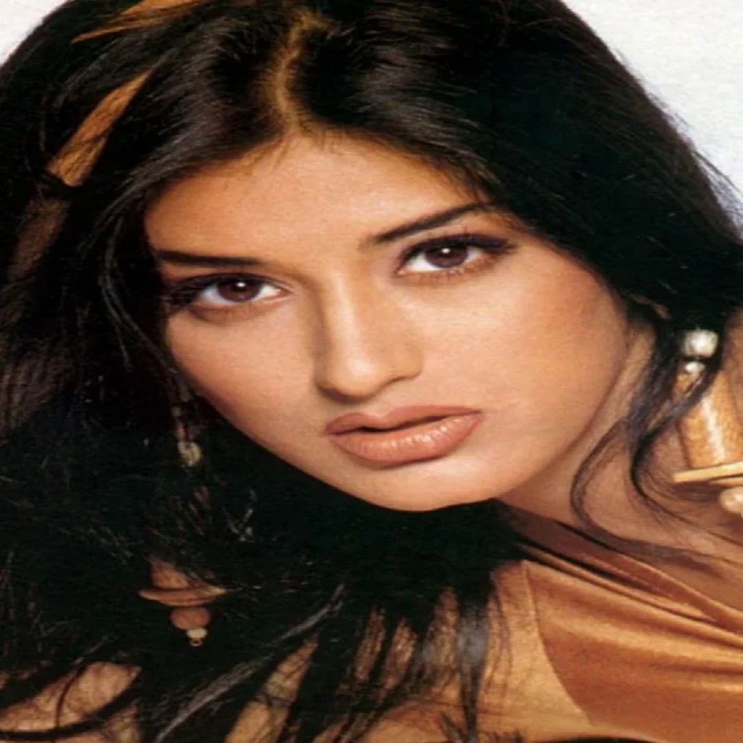 सोनाली हिने 1994 मध्ये प्रदर्शित झालेल्या 'आग' सिनेमातून बॉलिवूडमध्ये पदार्पण केलं. त्यानंतर अभिनेत्रीने कधीच मागे वळून पाहिलं नाही. पहिल्या सिनेमानंतर सोनालीने अनेक सिनेमांमध्ये दमदार भूमिका साकारली.