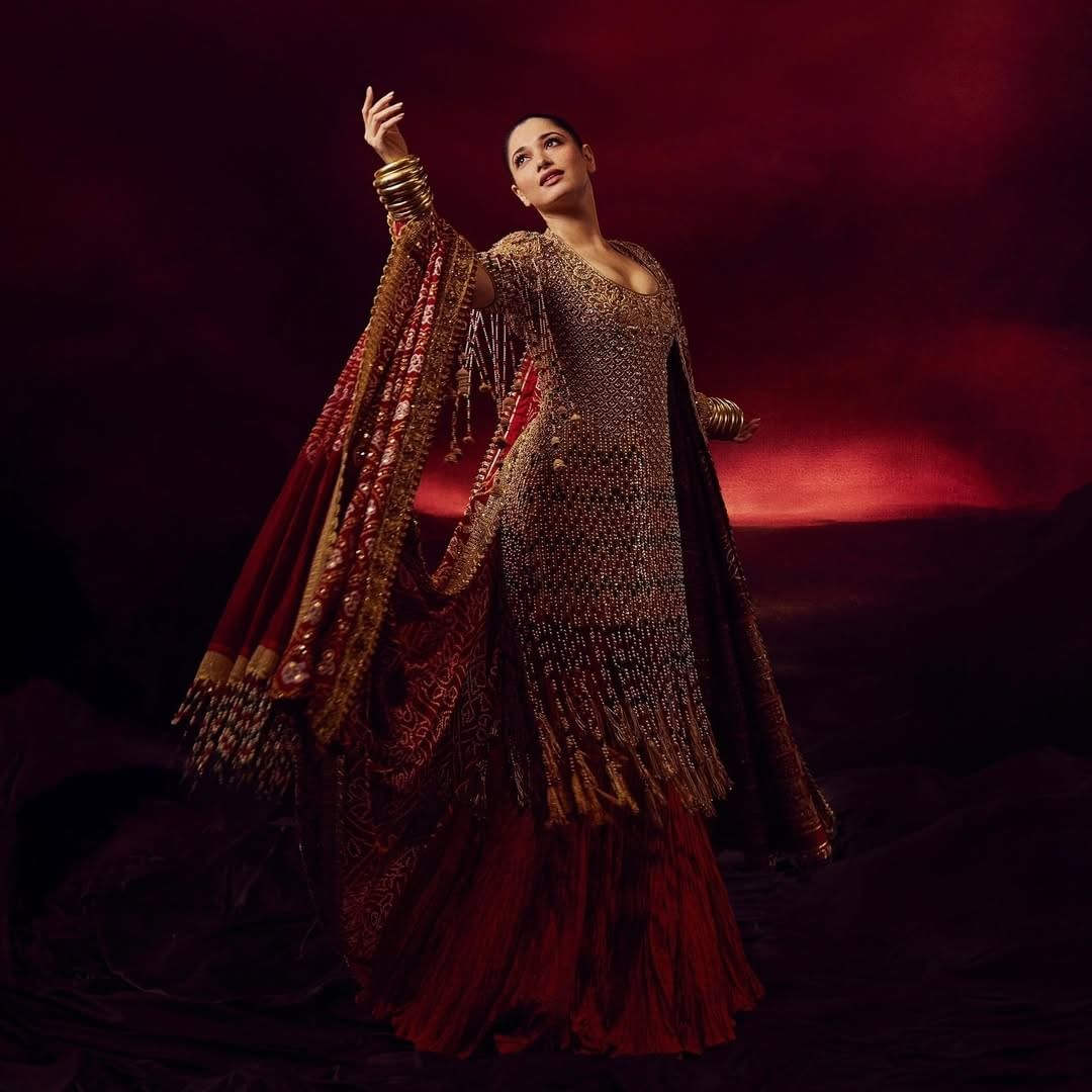 आता अभिनेत्रीचे फोटो अबू जानी संदीप खोसला यांनी पोस्ट केले आहे. तमन्ना कायम चाहत्यांना फॅशन गोल्स देत असते. तिचा फॅशन सेन्स देखील अनेकांना आवडतो.