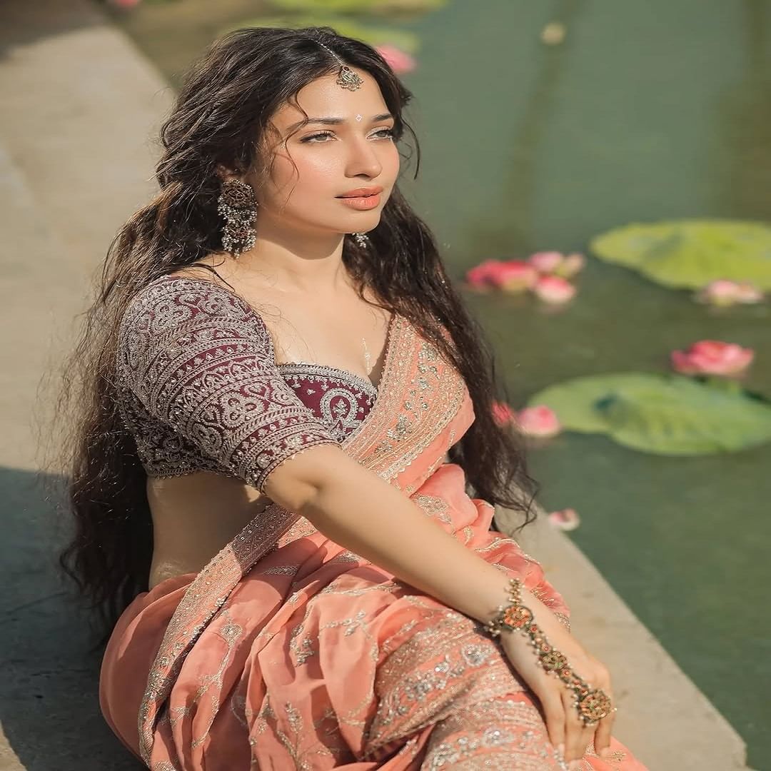तमन्ना फक्त तिच्या प्रोफेशनल आयुष्यामुळे नाही तर, खासगी आयुष्यामुळे देखील चर्चेत असते. तमन्ना अभिनेता विजय वर्मा याला डेट करत आहे. दोघांना अनेक ठिकाणी एकत्र स्पॉट देखील केलं जातं.