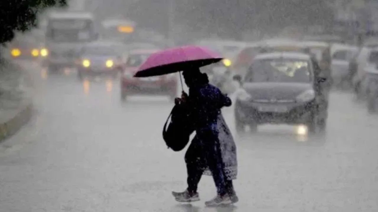 आयएमडीकडून देशातील अनेक भागांमध्ये वादळी वाऱ्यासह जोरदार पावसाचा इशारा देण्यात आला आहे. पुढील 48 तासांमध्ये लडाख आणि जम्मू -काश्मीरमध्ये अतिमुसळधार पावसासह जोरदार बर्फवृष्टीची शक्यता वर्तवण्यात आली आहे.