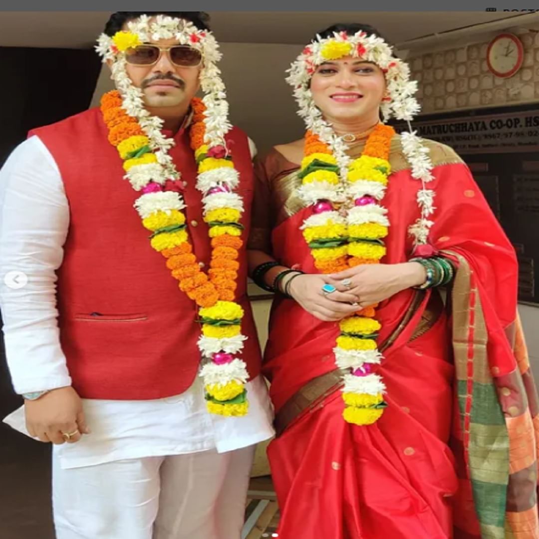 या लग्नात प्रणितने लाल रंगाची साडी नेसली होती. तर साजेसा मेकअप केला होता. तिने शेअर केलेल्या फोटोत प्रणितच्या हातात हिरव्या रंगाचा चुडा पाहायला मिळत आहे. तर तिच्या पतीने पांढरा कुर्ता-पायजामा व लाल जॅकेट घातल्याचे दिसते.