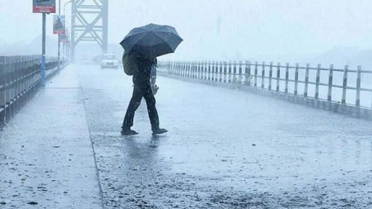 बिहारमध्ये देखील जोरदार पावसाची शक्यता हवामान विभागाकडून वर्तवण्यात आली आहे. बिहारच्या काही भागांमध्ये पाऊस पडण्याची शक्यता आहे. पुन्हा एकदा चक्रीवादळाची स्थिती निर्माण झाल्यानं हवामान विभागाकडून अलर्ट जारी करण्यात आला आहे.