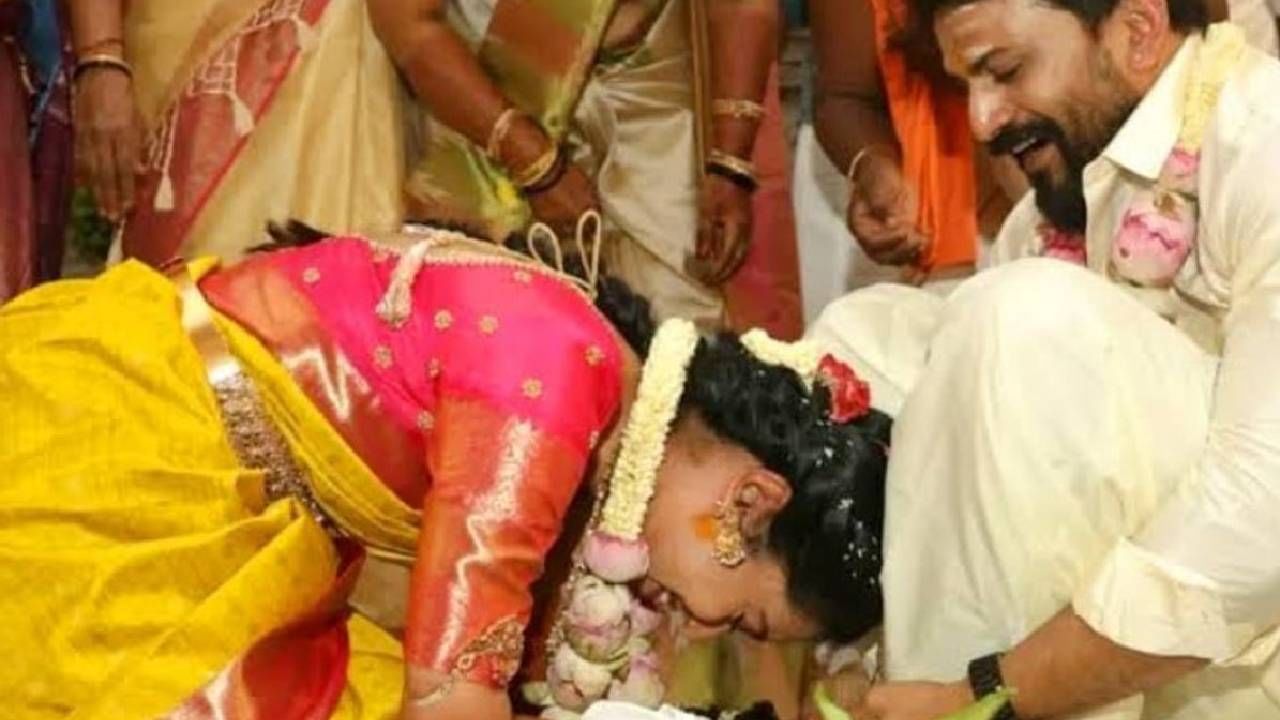 दाली धनंजय आणि धन्यता गौराक्लारच्या लग्नाचे फोटो सोशल मीडियावर समोर आले आहेत. दाक्षिणात्य विवाहपद्धतीनुसार या दोघांचा लग्नसोहळा पार पडला. या लग्नाला मोजकेच पाहुणे आणि कुटुंबीय उपस्थित होते.