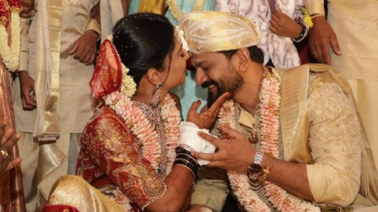 लग्नातील फोटोंमध्ये दाली धनंजय आणि धन्यताचा रोमँटिक अंदाज पहायला मिळाला. धनंजयने पत्नीच्या कपाळावर किस करत प्रेम व्यक्त केलं. तर धन्यतानेही सर्वांसमोर धनंजयला किस करत प्रेम व्यक्त केलं.