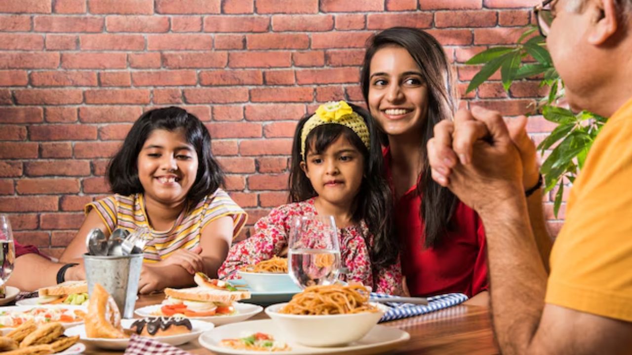 वजन कमी होणार- तुम्ही लवकर जेवण केल्यावर शरीर त्या जेवणाचा चांगला वापर करतो. त्यामुळे शरीरात मेटाबोलिज्म निर्मितीचा वेग वाढतो. जेवण सहज पचते आणि शरीराला नवीन उर्जा मिळते. लवकर जेवल्यामुले कॅलरी बर्न होते, त्यामुळे वजन कमी होते. 