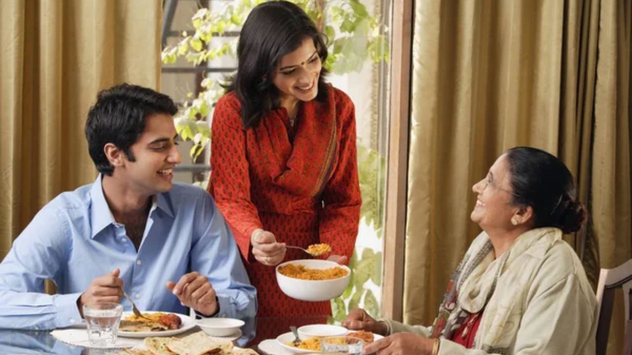 पचन चांगले होणार- जेव्हा तुम्ही झोपणे आणि जेवणा दरम्यान विशिष्ट गॅप ठेवतात, तेव्हा जेवण सहज पचते. परंतु रात्री उशिरा जेवल्यामुळे जेवण पचत नाही. त्यामुळे पोट दुखी, गॅस, पोटावर सूज येणे यासारख्या समस्या निर्माण होतात. 
