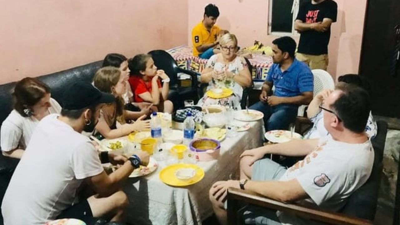 मधूमेहसाठी फायदेशीर - मधूमेह म्हणजे डायबिटीज असलेल्या रुग्णांसाठी वेळेवर जेवण करणे आवश्यक असते. मधूमेहाच्या रुग्णांनी लवकर जेवण केल्यावर शरीरात ग्लूकोज बनवण्यासाठी वेळ मिळतो. त्यामुळे डायबिटीज कंट्रोलमध्ये राहण्यास मदत होईल. उशिरा जेवण करणे डायबिटीजच्या रुग्णांसाठी चांगले नाही. 