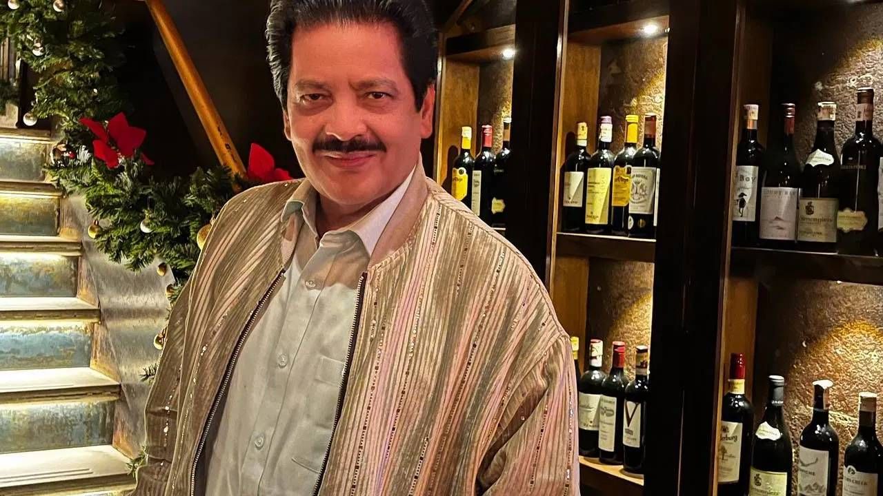 उदित नारायण मुंबईत त्यांच्या कुटुंबासोबत आलिशान घरात राहतात. त्याशिवाय बिहारमध्ये सुद्धा त्यांचं घर आहे. रिपोर्ट्सनुसार देशभरात त्यांच्याकडे अचल संपत्ती आहे. उदित नारायण यांच्याकडे मर्जिडीज-बेंज क्लासची शानदार कार आहे. त्याची किंमत 1.5 कोटी रुपये आहे.