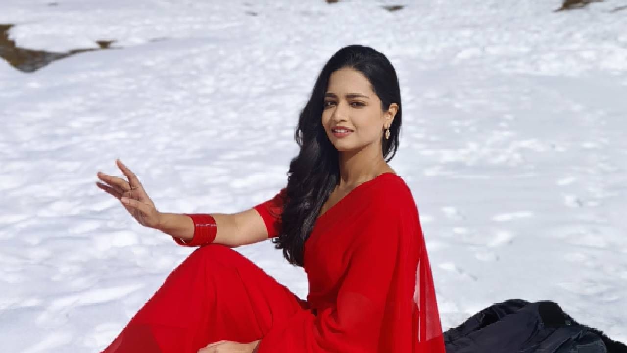 मला साडीत खूप थंडी वाजत होती. मी पूर्ण वेळ कुडकुडत होते. जसा सीन कट झाला, तसं मला आमचं युनिट लगेच जॅकेट आणून देत होतं. खासकरून 'नवरी मिळे हिटलरला'ची क्रिएटिव्ह मनालीने माझी खूप काळजी घेतली. एजे म्हणजेच राकेश बापटनेही मला खूप साथ दिली,