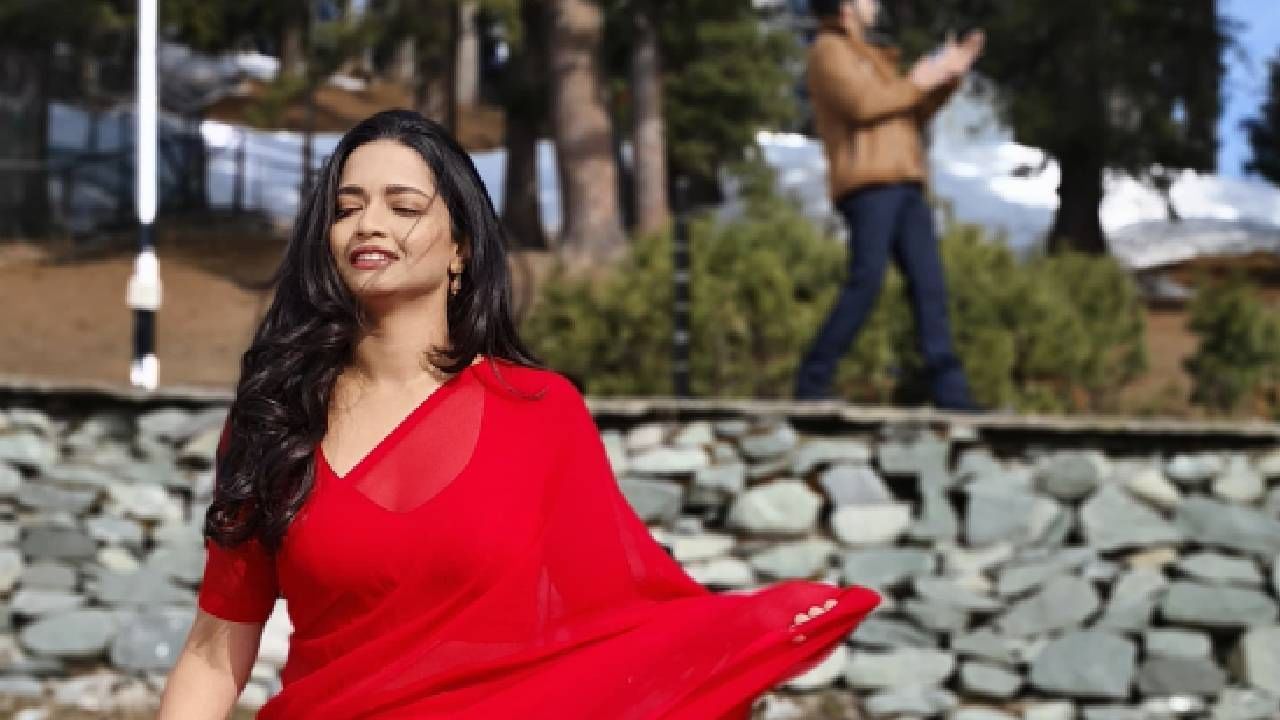 लीलाला एजेकडून एकदम फिल्मी स्टाईल प्रपोजल हवंय, जसं जिमी शेरगील रिषितासाठी ट्रेनच्या लेडीज डब्यात चढून प्रपोज करतो अगदी तसं. लीलाच म्हणणं आहे की जसं आपलं नातं युनिक आहे तसं प्रपोजलही युनिकच हवं. प्रेमात असंच असतं. इम्पॉसिबल वाटणाऱ्या गोष्टीच करायच्या असतात.  
