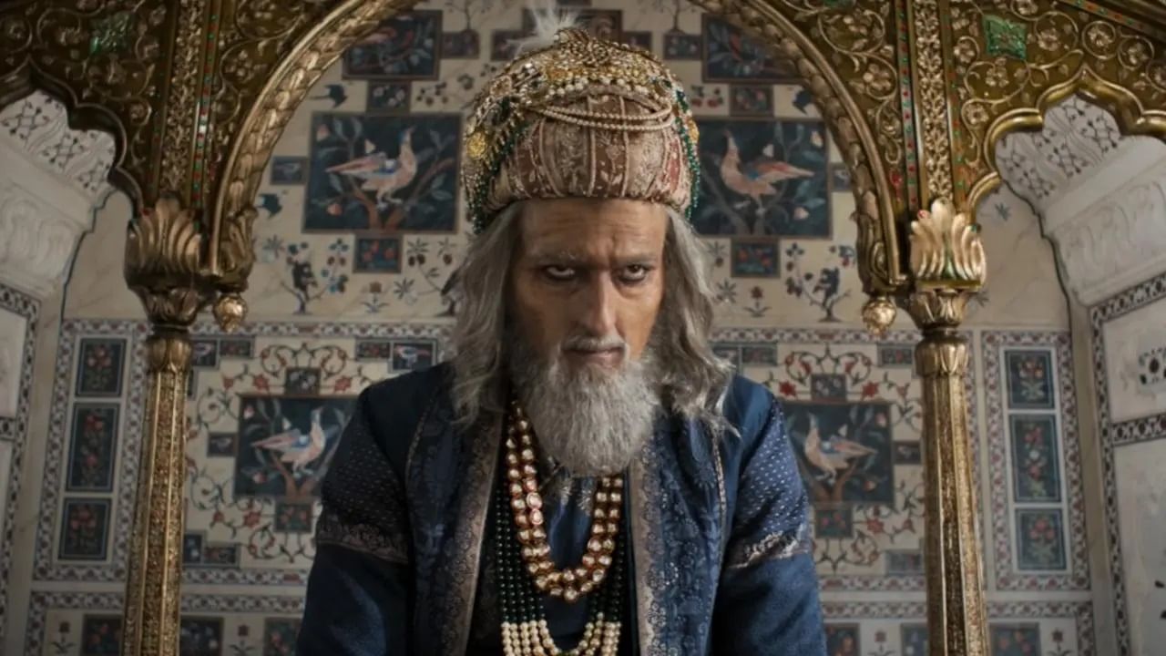 मिळालेल्या माहितीनुसार, 'छावा' सिनेमासाठी विकी कौशल याला 10 कोटी रुपये, तर अभिनेत्री रश्मिका मंदाना हिला 4 कोटी रुपये मिळाले आहेत. यांच्या तुलनेत अक्षयला मिळालेलं मानधन फार कमी आहे. 