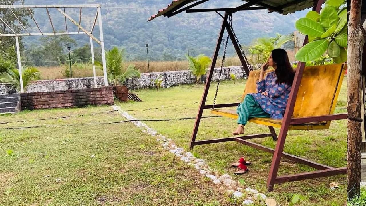 गेल्या वर्षी तिच्या या फार्म हाऊसमध्ये फारशी झाडं पाहायला मिळाली नव्हती पण आता १ वर्षात इथल्या परिसरात मोठा बदल झालेला पाहायला मिळत आहे. चोहो बाजूने डोंगर आणि हिरवीगार फुलझाडं तिने या फार्म हाऊसमध्ये लावली असून पावसाळ्यानंतर आता ती छान बहरली आहेत.