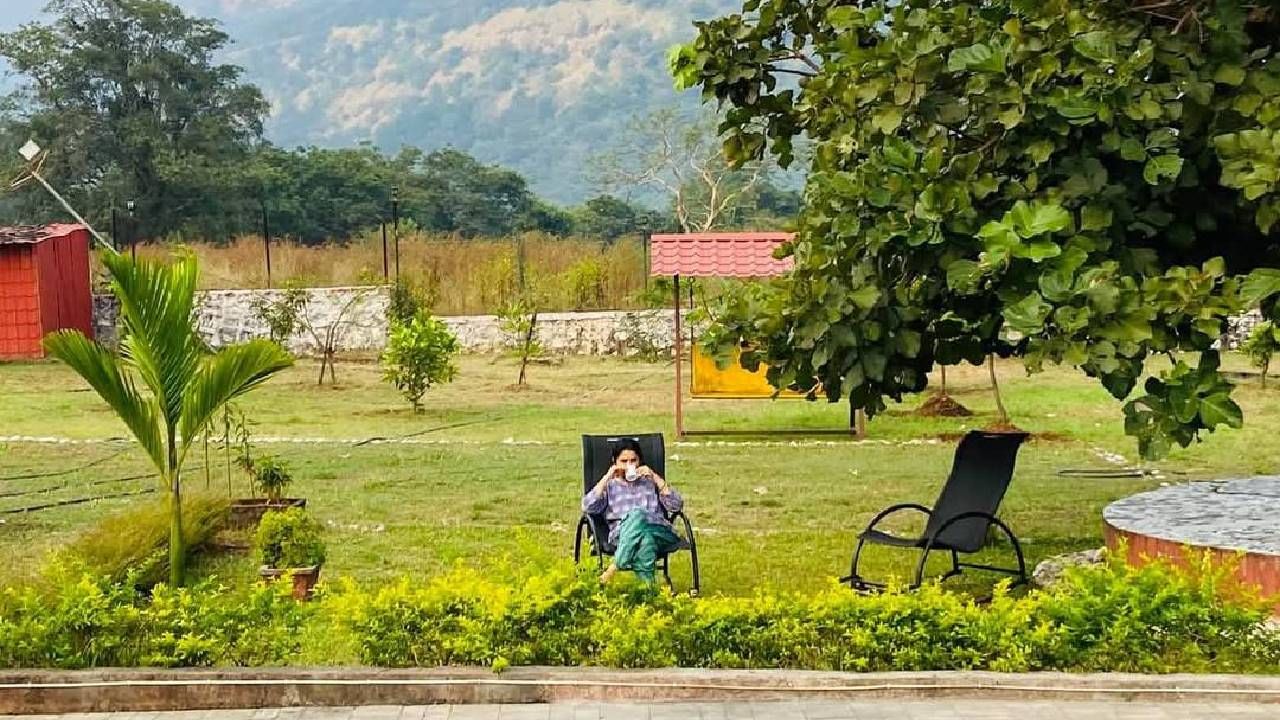 प्राजक्ताने गेल्या वर्षी साधारण जुलै महिन्यात कर्जत येथे फार्महाऊस घेतला. या फार्महाऊसला तिने 'प्राजक्तकुंज' असे नाव दिले.