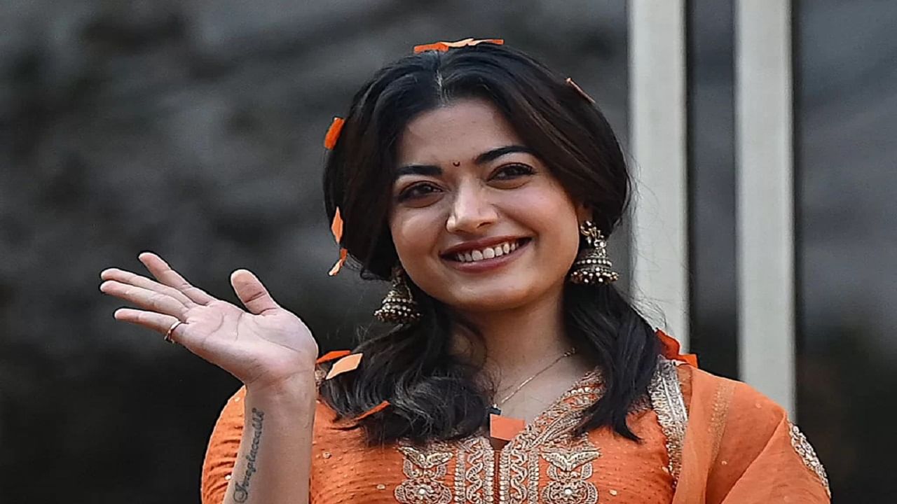 रश्मिका मंदाना हिच्याकडे सुमारे 40 लाख रुपयांची ऑडी Q3, 50 लाख रुपयांची मर्सिडीज बेंझ सी-क्लास आणि टोयोटा इनोव्हा आणि ह्युंदाई क्रेटा आहे. अभिनेत्री रॉयल आयुष्य जगते.