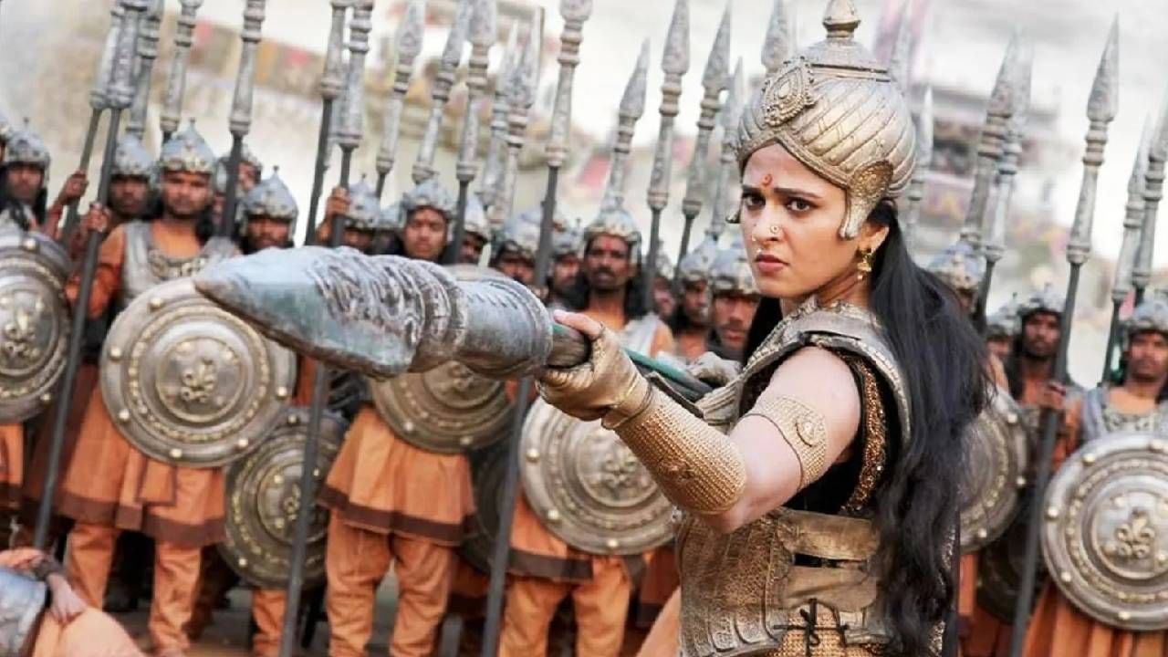 रुद्रमादेवी- 13 व्या शतकातील काकतीय राजवंशातील महत्त्वाच्या शासकांपैकी एक असलेल्या रुद्रमा देवी यांच्यावर आधारित हा चित्रपट आहे. यामध्ये अनुष्का शेट्टीने मुख्य भूमिका साकारली आहे. त्याचसोबत अल्लू अर्जुन, राणा डग्गुबती आणि प्रकाश राज यांच्याही त्यात महत्त्वपूर्ण भूमिका आहेत. हा चित्रपट झी 5 या ओटीटी प्लॅटफॉर्मवर पाहता येईल.