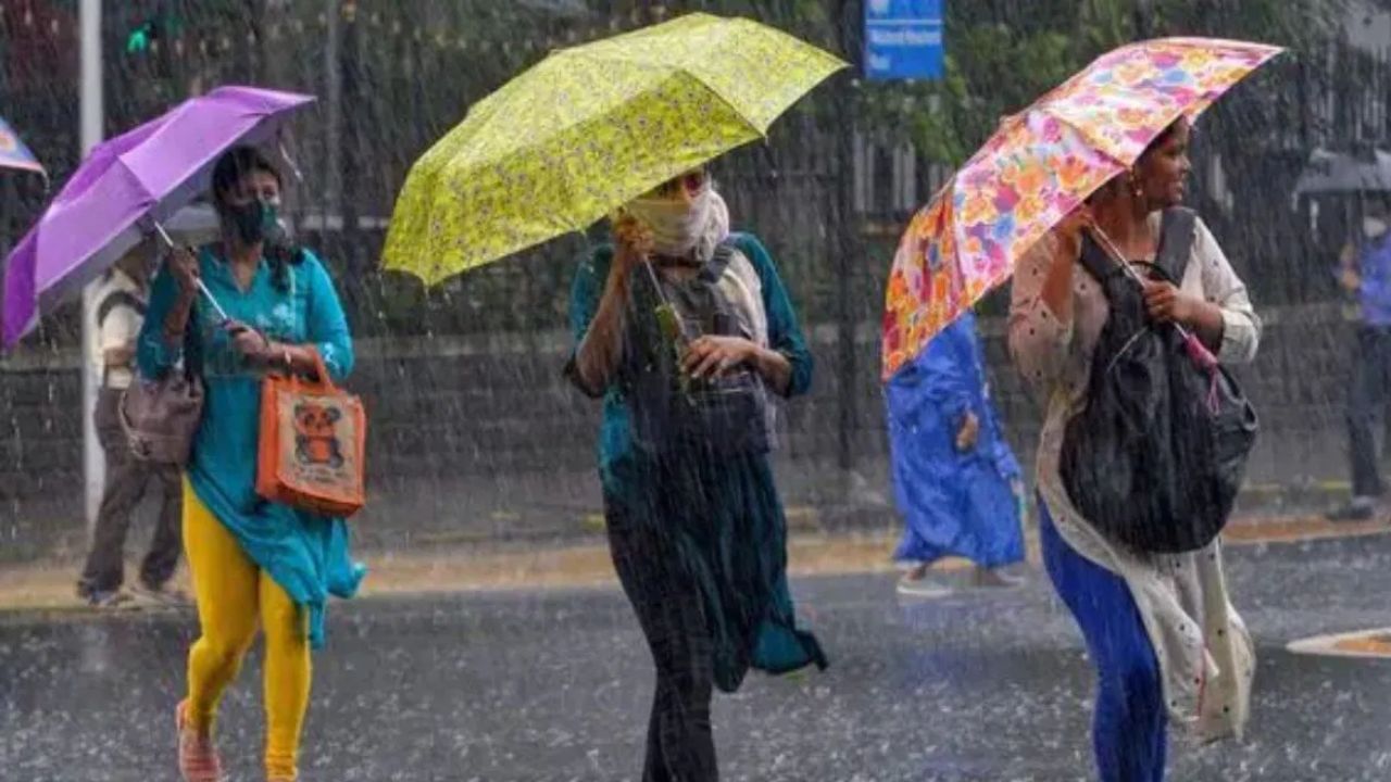 आयएमडीने दिलेल्या इशार्यानुसार पुढील दोन दिवस पश्चिम बंगाल, ओडिशा, छत्तीसगड, मध्य प्रदेश आणि महाराष्ट्रामध्ये मुसळधार ते अतिमुसळधार पावसाचा इशारा देण्यात आला आहे. पुढील 48 तास जोरदार पाऊस पडण्याची शक्यता आहे.