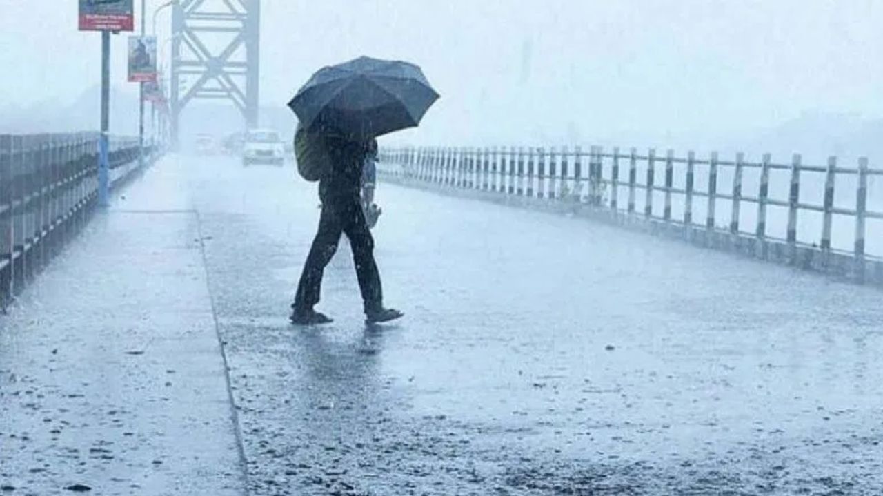 हवामान विभागाने दिलेल्या माहितीनुसार राज्यात पुन्हा एकदा सायक्लोनिक सर्क्युलेशनसारखी स्थिती निर्माण झाली आहे, याचाच परिणाम म्हणून राज्यात मुसळधार पाऊस पडण्याची शक्यता आहे.