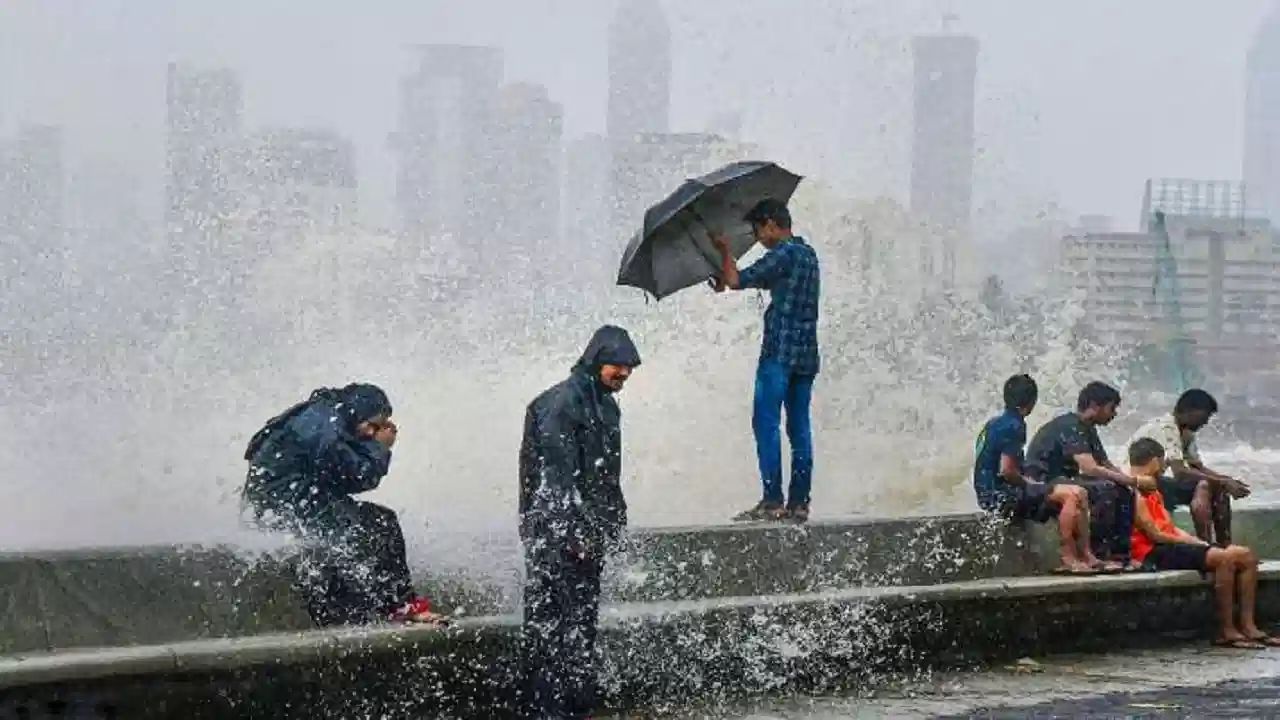 मात्र दुसरीकडे आता पुन्हा एकदा महाराष्ट्रातील अनेक जिल्ह्यांमध्ये पावसाचा इशारा देण्यात आला आहे. मध्य महाराष्ट्र आणि कोकणात वादळी वाऱ्यासह जोरदार पावसाचा इशारा हवामान विभागाकडून देण्यात आला आहे.