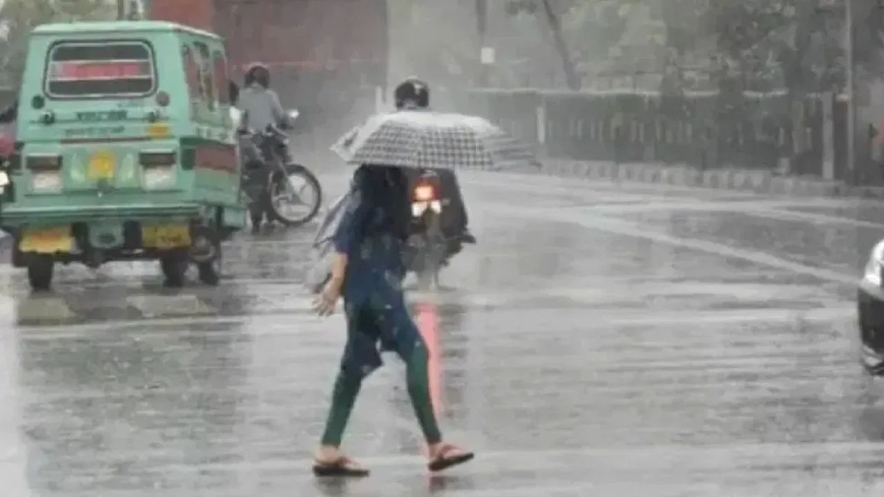 राजस्थानमध्ये देखील पावसाचा इशारा देण्यात आसा असून, हवामान विभागानं जारी केलेल्या इशाऱ्यानुसार राजस्थानच्या अनेक जिल्ह्यांमध्ये जोरदार पावसाची शक्यता आहे.