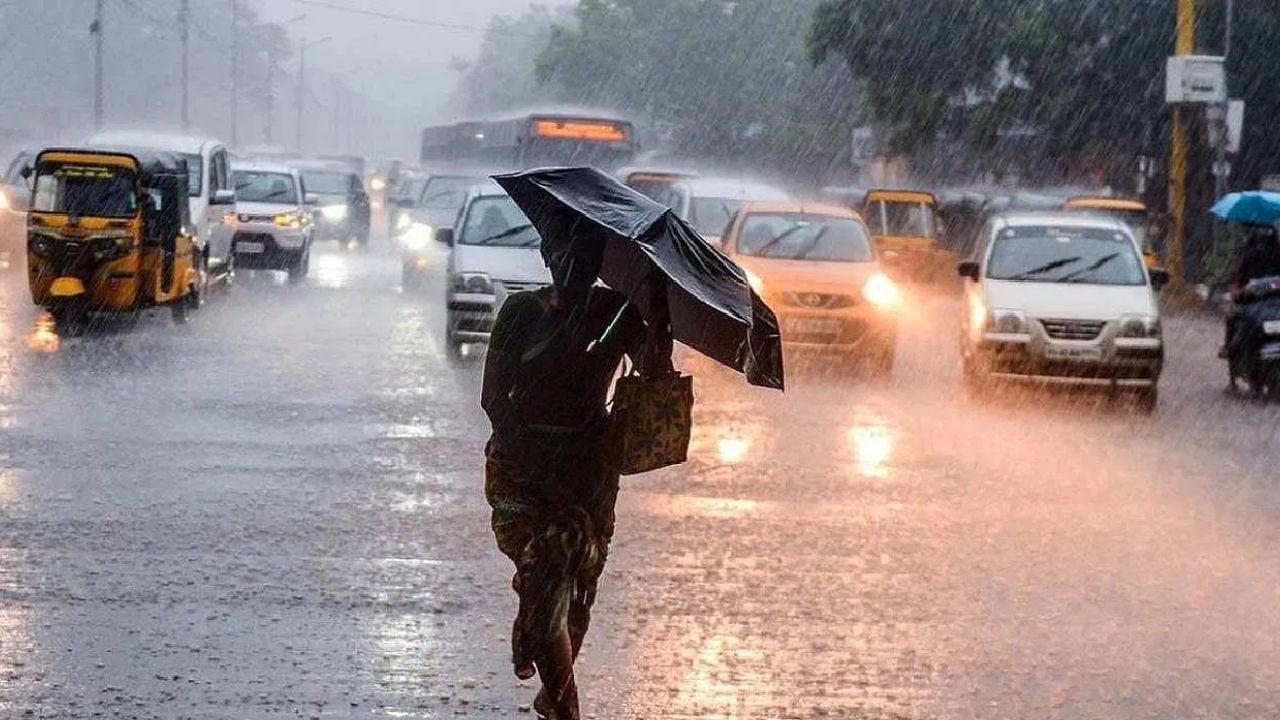 हवामान विभागाकडून देण्यात आलेल्या इशार्यानुसार पुढील 24 तासांमध्ये कोकण आणि मध्य महाराष्ट्रातील काही जिल्ह्यांमध्ये जोरदार पाऊस पडण्याची शक्यता आहे.या जिल्ह्यांना यलो अलर्ट देण्यात आला आहे.