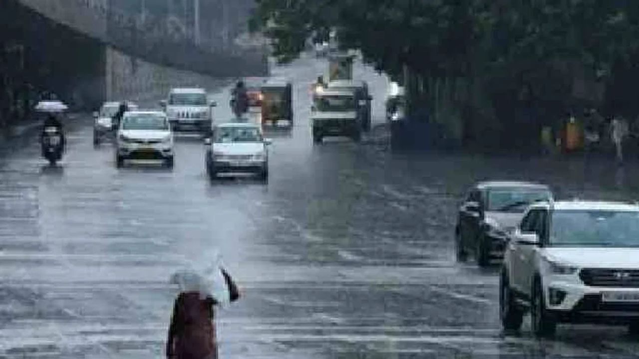 आयएमडीनं दिलेल्या माहितीनुसार केरळपासून ते महाराष्ट्रातापर्यंत अनेक राज्यात सध्या कमी दाबाचा पट्टा निर्माण झाला आहे, त्यामुळे अनेक राज्यांना अवकाळी पावसाचा तडाखा बसण्याची शक्यता आहे. या पार्श्वभूमीवर नागरिकांना सतर्कतेचं आवाहन करण्यात आलं आहे.