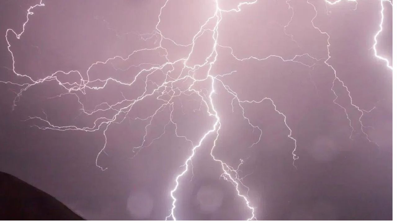 दरम्यान राज्यामध्ये जर पुन्हा अवकाळी पावसानं हजेरी लावली तर याचा मोठा फटका हा शेतकऱ्यांना बसू शकतो. शेतकऱ्यांचं मोठं नुकसान होण्याची शक्यता आहे.