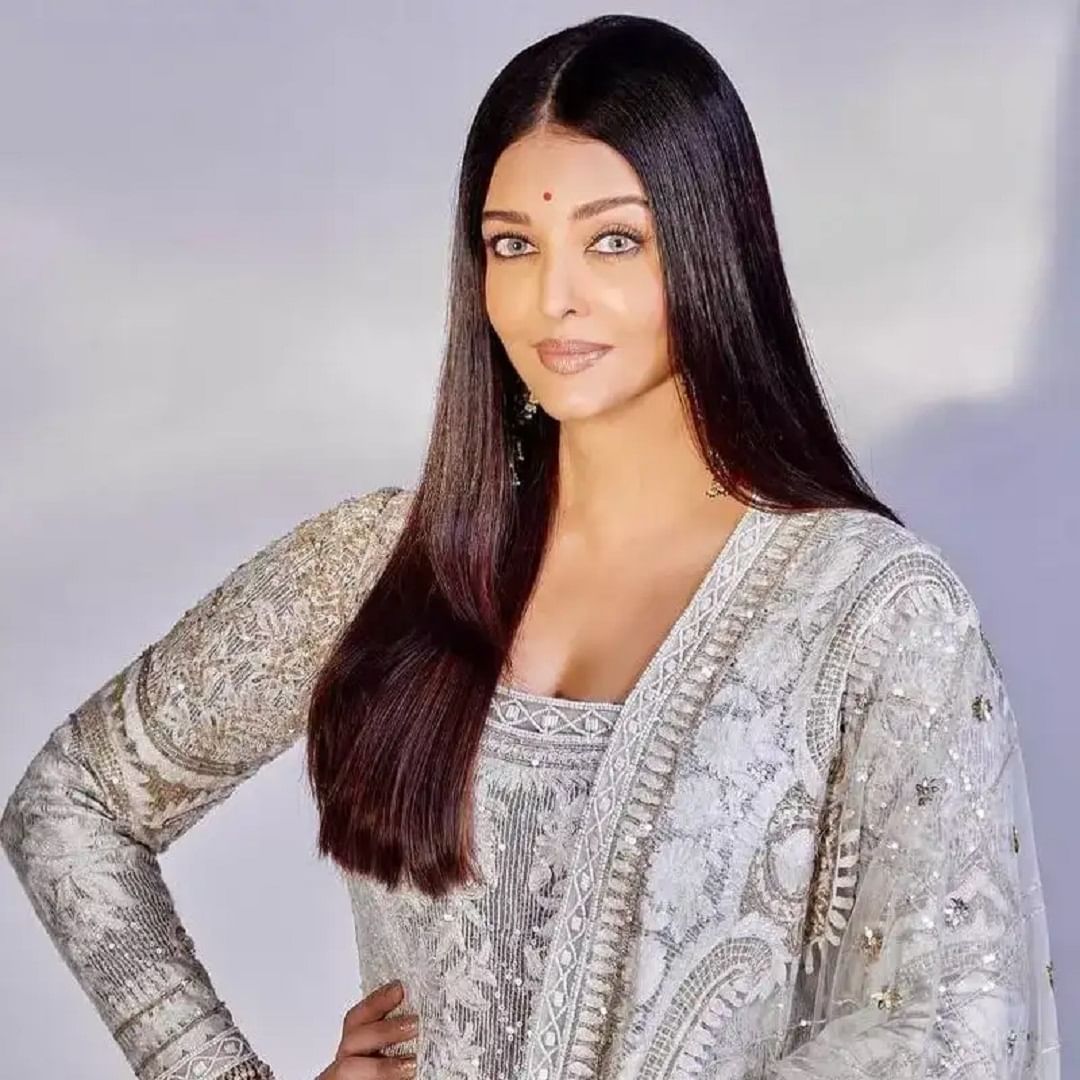 यादीत ऐश्वर्या रायचं देखील नाव आहे. अभिषेक बच्चन आणि ऐश्वर्या राय यांच्या घटस्फोटाच्या अफवा अनेक महिन्यांपासून रंगत होत्या. यादरम्यान ऐश्वर्याचा पती अभिषेकचं निम्रत कौरसोबत अफेअर असल्याची महिती देखील समोर आली.