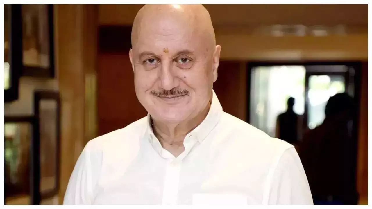 अभिनेते अनुपम खेर गेल्या कित्येक वर्षांपासून बॉलिवूडमध्ये सक्रिय आहेत. असंख्या सिनेमात त्यांनी महत्त्वाची भूमिका बजावली. पण आजही ते भाड्याच्या घरात राहतात. खेर महिन्याला 3 लाख रुपये भाडं भरतात.