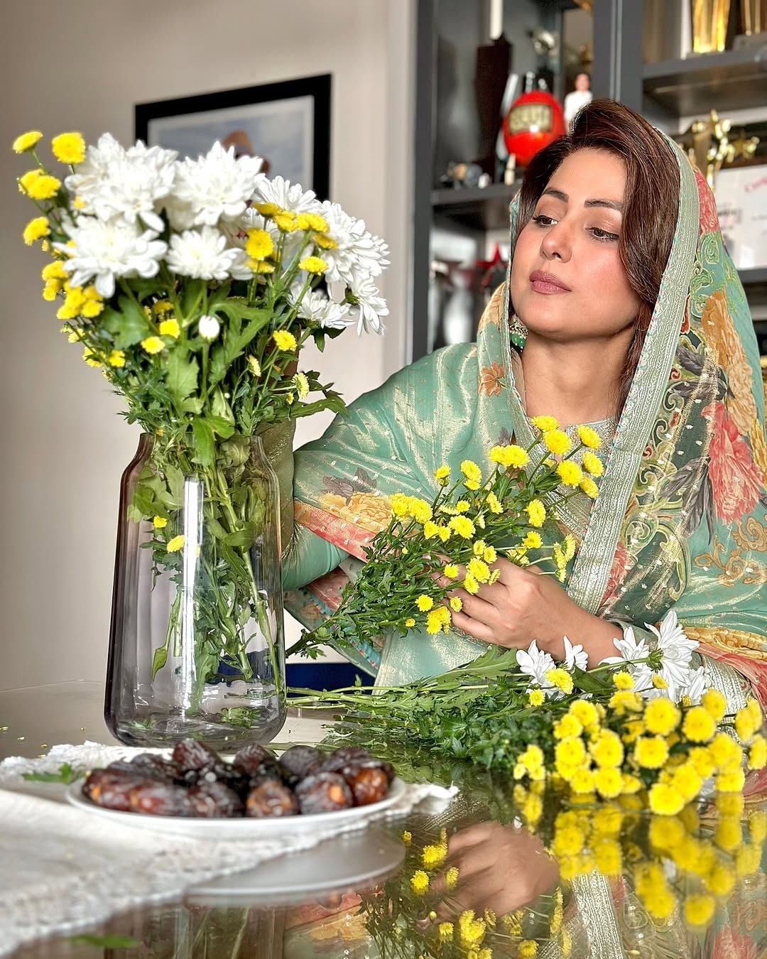 हिना खानने यापूर्वी तिच्या इंस्टाग्राम स्टोरीजवर रमजानमधील तिच्या दिनचर्येबद्दल माहिती शेअर केली होती. हिनाने तिच्या नवीन वर्कआउट सेशनची एक क्लिप देखील पोस्ट केली होती,