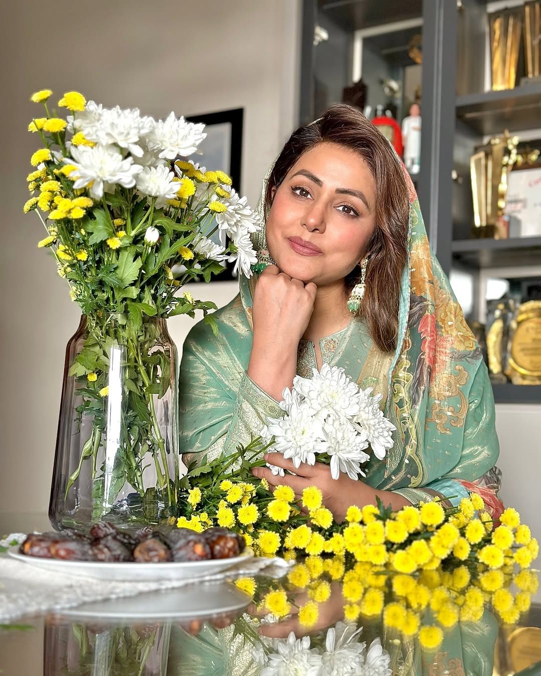 हिना खानने तिच्या वर्कआउट सेशनचे अनेक फोटो इंस्टाग्रामवर पोस्ट केले आहेत. वर्क आउट सुरु ठेवणं जरा कठीण जात आहे, विशेषतः मोठ्या शस्त्रक्रियेनंतर, पण मी हार मानत नाही.' असं कॅप्शन हिनाने दिलं होतं.