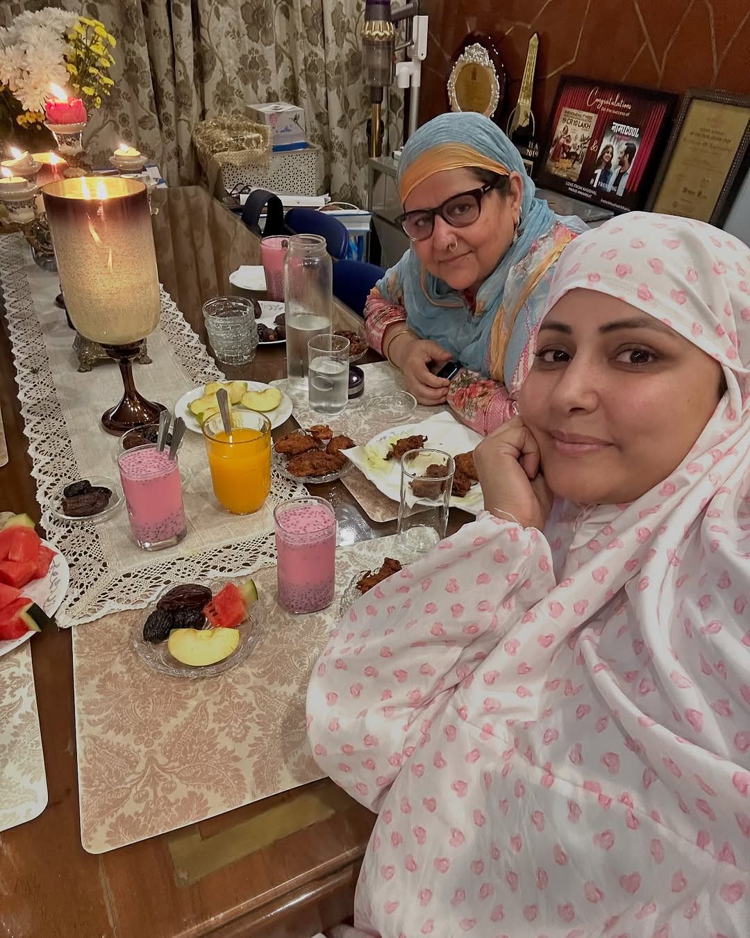 एका फोटोमध्ये हिना खान तिच्या आईसोबत जेवणाचा आस्वाद घेताना दिसत आहे. हिनाने पोस्टला 'रमजान मुबारक, मी कशी दिसतेय, पहिला दिवस, सेहरी ते इफ्तारी पर्यंतचा सुंदर प्रवास.' कृपया तुमच्या प्रार्थनेत माझी आठवण ठेवा
