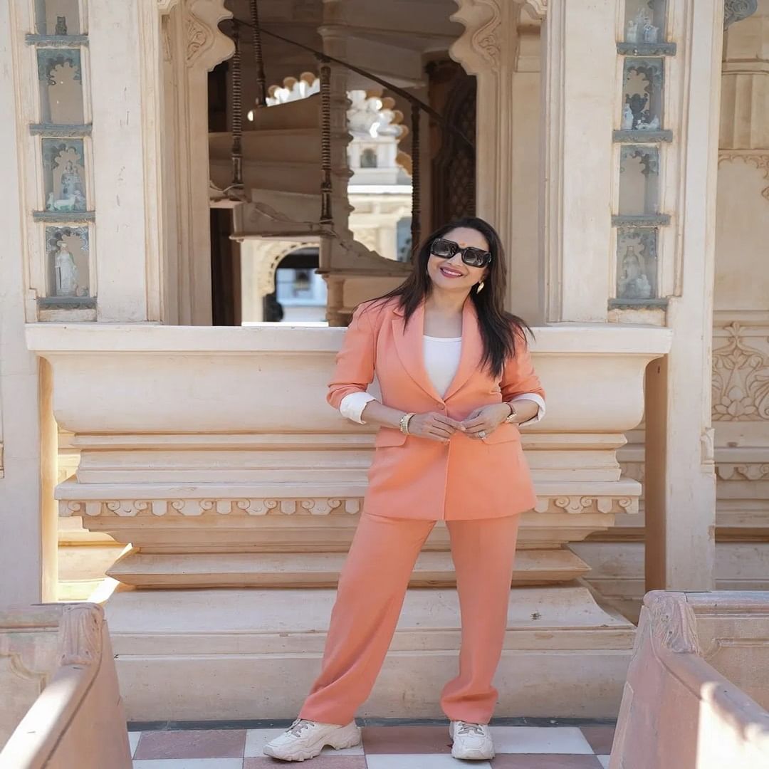 माधुरी बॉलिवूडपासून दूर असली तरी सोशल मीडियावर कायम सक्रिय असते. सोशल मीडियावर तिच्या चाहत्यांची संख्या देखील मोठी आहे.