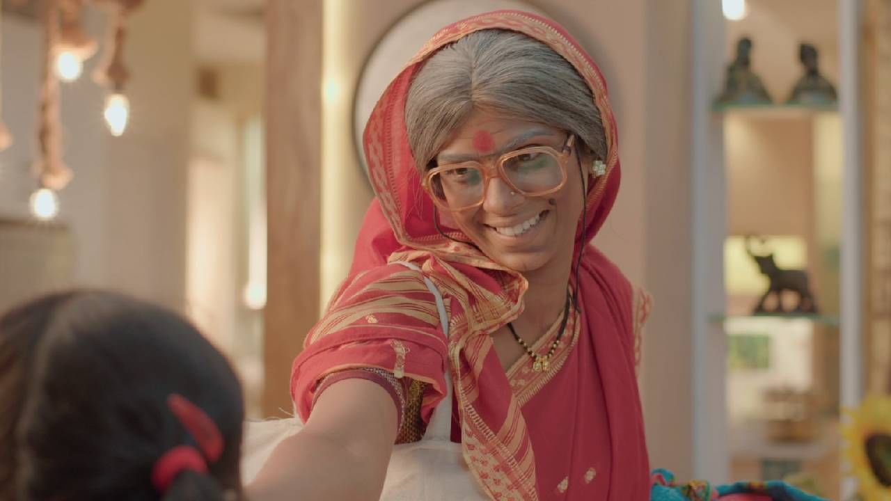 सईचा रुसवा घालवण्यासाठी मुक्ताने एक नवी युक्ती शोधून काढली आहे. वृद्ध गोदा मावशीचा वेश धारण करुन ती सावनीच्या घरी सईला भेटण्यासाठी जाणार आहे.